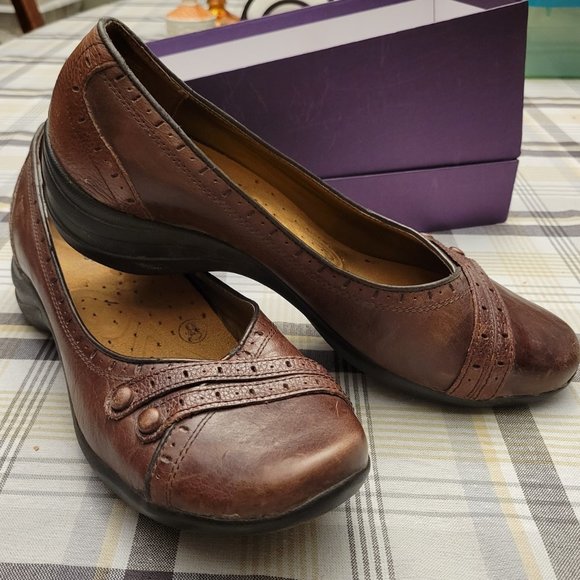 Who needs some cute BROWN shoes? - Picture 2 of 4